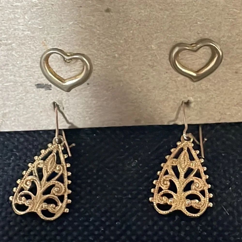 Four sets of earrings - Picture 2 of 4